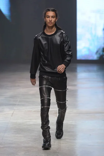 Look 18